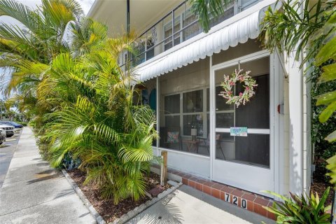 Condo in Kenneth City, Florida, 1 bedroom № 2196928 - photo 2