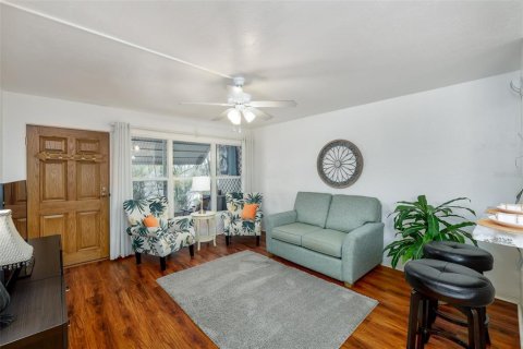 Condo in Kenneth City, Florida, 1 bedroom № 2196928 - photo 5