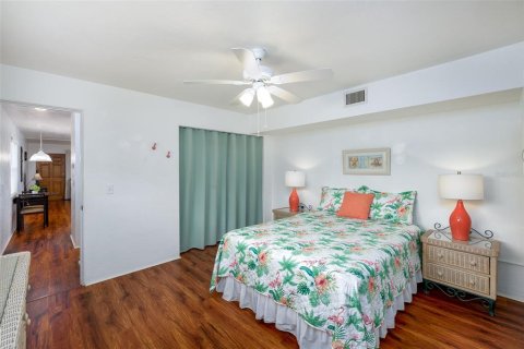 Condo in Kenneth City, Florida, 1 bedroom № 2196928 - photo 11