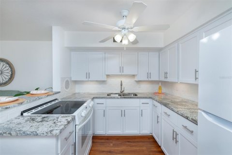 Condo in Kenneth City, Florida, 1 bedroom № 2196928 - photo 6