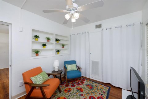 Condo in Kenneth City, Florida, 1 bedroom № 2196928 - photo 13