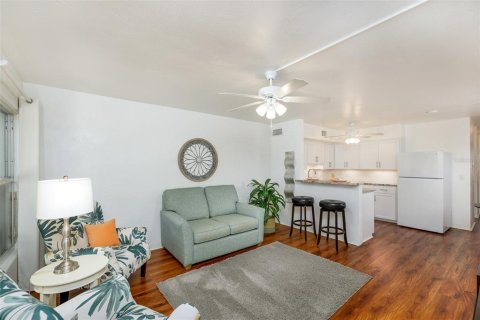 Condo in Kenneth City, Florida, 1 bedroom № 2196928 - photo 4