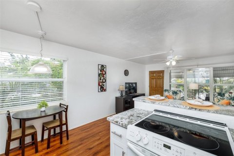 Condo in Kenneth City, Florida, 1 bedroom № 2196928 - photo 7