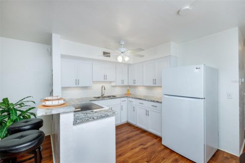 Condo in Kenneth City, Florida, 1 bedroom № 2196928 - photo 8