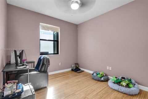 House in Hialeah, Florida 4 bedrooms, 243.59 sq.m. № 1893198 - photo 28