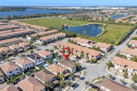 House in Hialeah, Florida 4 bedrooms, 243.59 sq.m. № 1893198 - photo 2