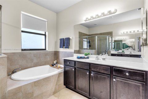 House in Hialeah, Florida 4 bedrooms, 243.59 sq.m. № 1893198 - photo 26