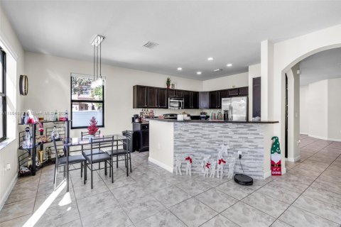 House in Hialeah, Florida 4 bedrooms, 243.59 sq.m. № 1893198 - photo 16
