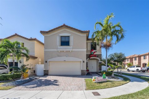 House in Hialeah, Florida 4 bedrooms, 243.59 sq.m. № 1893198 - photo 1