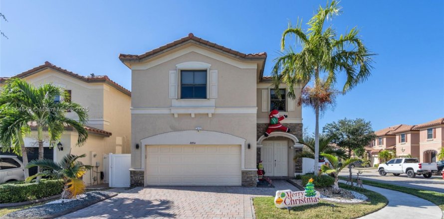 House in Hialeah, Florida 4 bedrooms, 243.59 sq.m. № 1893198