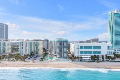 Купить кондоминиум в Холливуд, Флорида 1 спальня, 83.8м2, № 2033704 - фото 17