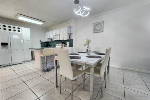 Купить кондоминиум в Холливуд, Флорида 1 спальня, 83.8м2, № 2033704 - фото 11