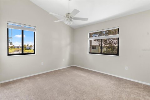 Condo in Sebastian, Florida, 2 bedrooms № 2229530 - photo 18