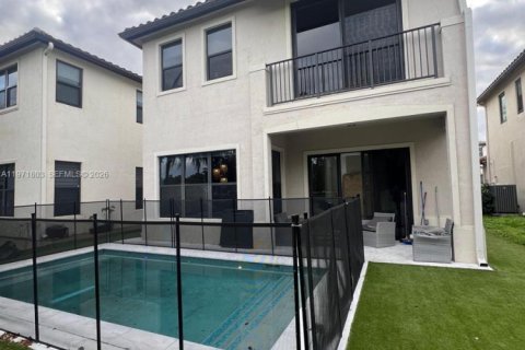 Casa en Hialeah, Florida 3 dormitorios, 188.13 m2 № 2040844