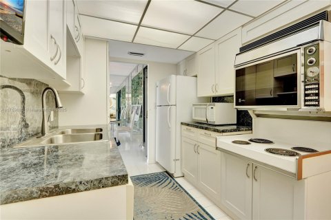 Condo in Hollywood, Florida, 1 bedroom  № 1647592 - photo 6