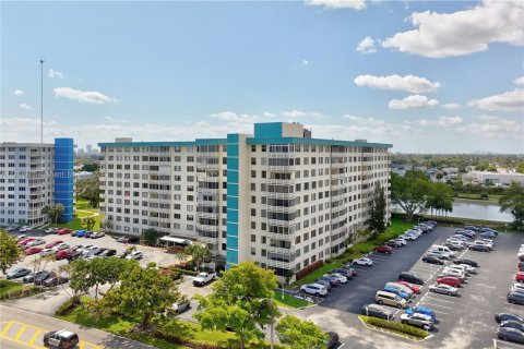 Condo in Hollywood, Florida, 1 bedroom  № 1647592 - photo 16