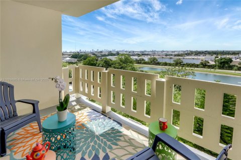 Condo in Hollywood, Florida, 1 bedroom  № 1647592 - photo 2