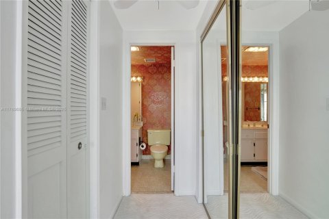 Condo in Hollywood, Florida, 1 bedroom  № 1647592 - photo 10