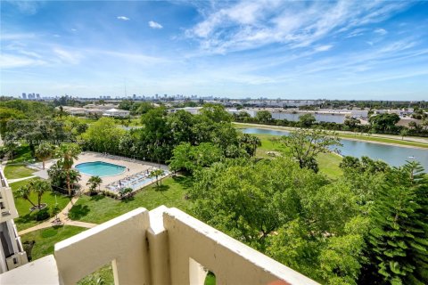 Condo in Hollywood, Florida, 1 bedroom  № 1647592 - photo 13