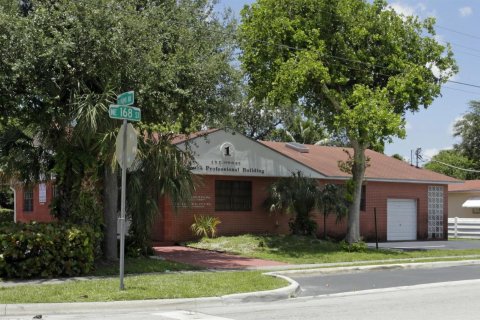 Propiedad comercial en venta en North Miami Beach, Florida № 2146386 - foto 2