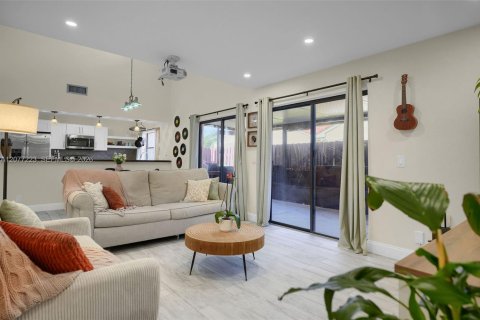 Villa ou maison à vendre à Hialeah, Floride: 2 chambres, 146.97 m2 № 2319655 - photo 2