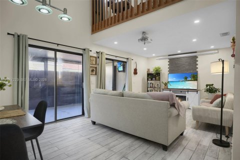 Villa ou maison à vendre à Hialeah, Floride: 2 chambres, 146.97 m2 № 2319655 - photo 3