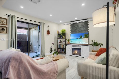 Villa ou maison à vendre à Hialeah, Floride: 2 chambres, 146.97 m2 № 2319655 - photo 4