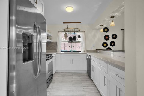Villa ou maison à vendre à Hialeah, Floride: 2 chambres, 146.97 m2 № 2319655 - photo 9