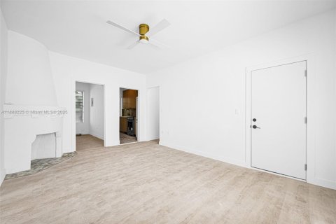 Снять в аренду квартиру в Майами-Бич, Флорида 2 спальни, 65.03м2, № 1942250 - фото 2