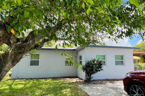 House in Fort Lauderdale, Florida 5 bedrooms, 179.86 sq.m. № 2083547