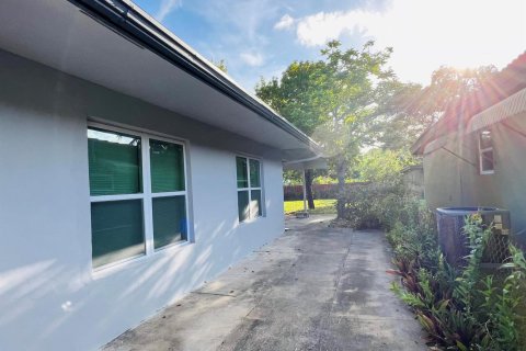 House in Fort Lauderdale, Florida 5 bedrooms, 179.86 sq.m. № 2083547 - photo 3