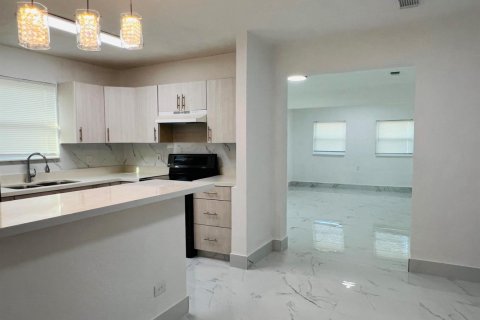 House in Fort Lauderdale, Florida 5 bedrooms, 179.86 sq.m. № 2083547 - photo 8