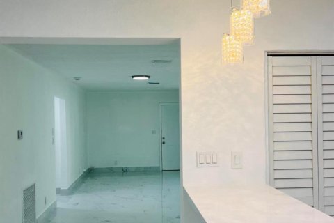 House in Fort Lauderdale, Florida 5 bedrooms, 179.86 sq.m. № 2083547 - photo 12