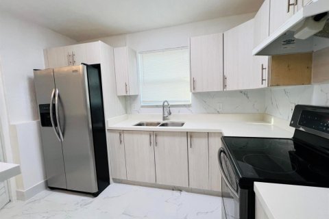 House in Fort Lauderdale, Florida 5 bedrooms, 179.86 sq.m. № 2083547 - photo 10