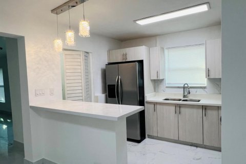 House in Fort Lauderdale, Florida 5 bedrooms, 179.86 sq.m. № 2083547 - photo 7