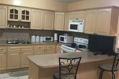 Propiedad comercial en venta en Miami, Florida, 178.09 m2 № 2012289 - foto 8