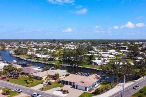 House in Englewood, Florida 3 bedrooms, 244.98 sq.m. № 1524678 - photo 10