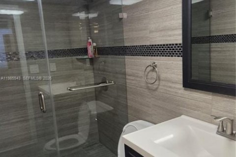 Condominio en alquiler en Miami, Florida, 3 dormitorios, 112.32 m2 № 2047053 - foto 16