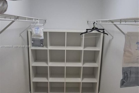 Condominio en alquiler en Miami, Florida, 3 dormitorios, 112.32 m2 № 2047053 - foto 15