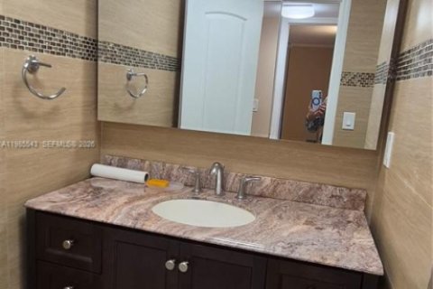 Condominio en alquiler en Miami, Florida, 3 dormitorios, 112.32 m2 № 2047053 - foto 10