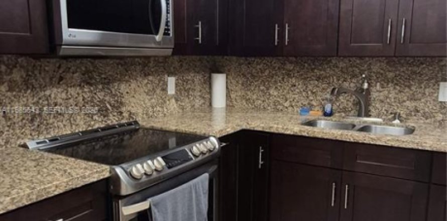 Condominio en Miami, Florida, 3 dormitorios  № 2047053