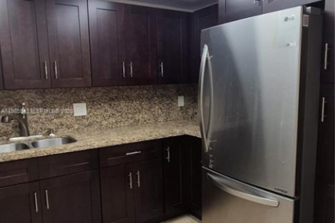 Condominio en alquiler en Miami, Florida, 3 dormitorios, 112.32 m2 № 2047053 - foto 2