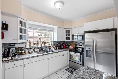 Villa ou maison à vendre à Miami, Floride: 3 chambres, 143.07 m2 № 2274731 - photo 10