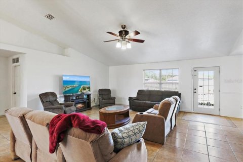 House in Palm Coast, Florida 4 bedrooms, 276.48 sq.m. № 2212689 - photo 6