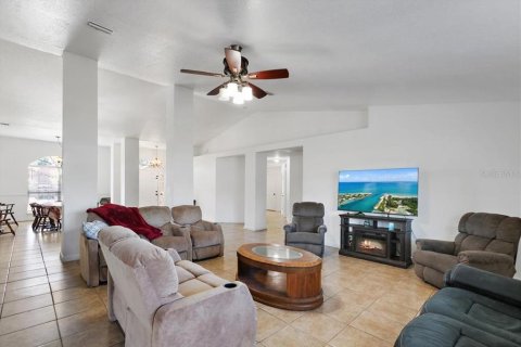 House in Palm Coast, Florida 4 bedrooms, 276.48 sq.m. № 2212689 - photo 5