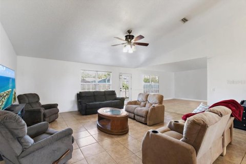 House in Palm Coast, Florida 4 bedrooms, 276.48 sq.m. № 2212689 - photo 7