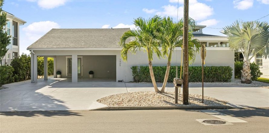 House in Palmetto, Florida 3 bedrooms, 429.95 sq.m. № 2127555