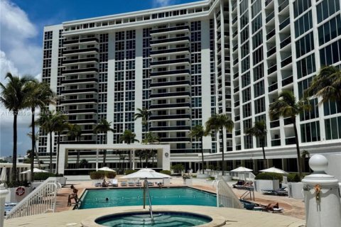 Copropriété à vendre à Bal Harbour, Floride: 1 chambre, 83.24 m2 № 1867343 - photo 28