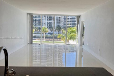 Copropriété à vendre à Bal Harbour, Floride: 1 chambre, 83.24 m2 № 1867343 - photo 7