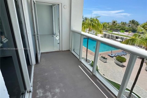 Copropriété à vendre à Bal Harbour, Floride: 1 chambre, 83.24 m2 № 1867343 - photo 16